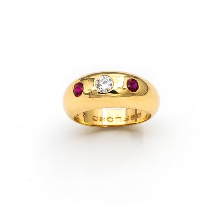 VINTAGE 18K CARTIER 3-STONE DIAMOND + RUBY DOMED BAND RING